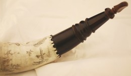 Spout and Throat The throat of the horn was engrailed.  It stepped to a smooth neck, a double ring, a sort of flat tulip, another ring and a faceted spout.  It was dyed and finished with an ebony fiddle peg stopper.